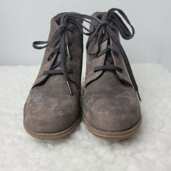 Clarks Sashlin Sue Womens Bootie Size 8 Brown Ankle Heeled Shoes - Picture 2 of 9